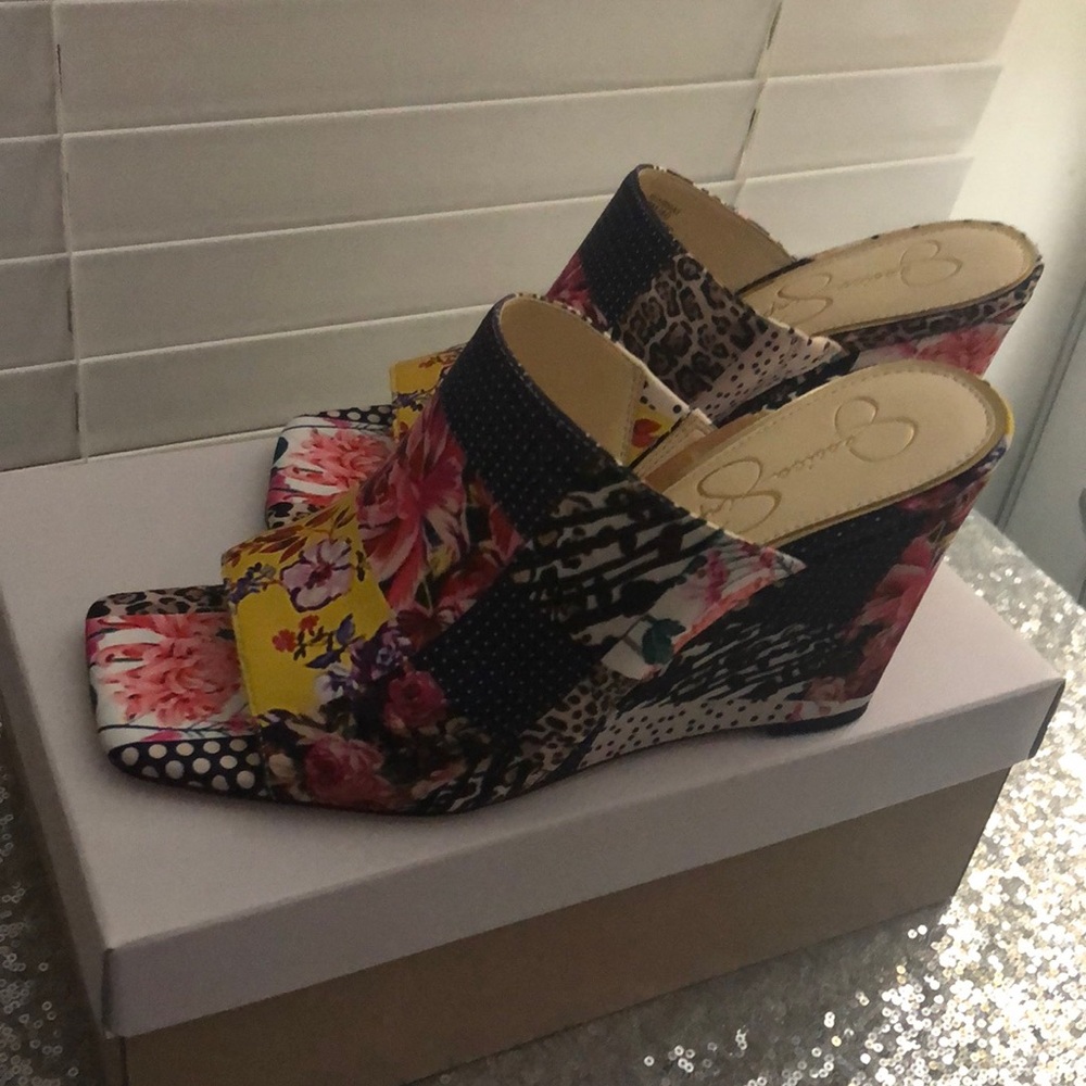 JESSICA SIMPSON WEDGES NIB 9.0
Beautiful Multi Colored, Multi Patterns